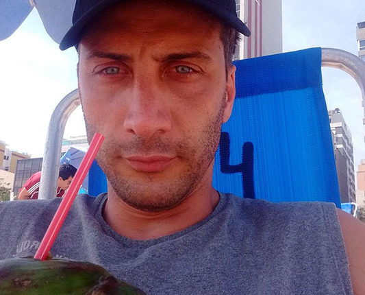 Luciano viajó a Brasil con su hija Amelia, y aprovechó los descansos para hacer playa y tomar jugos naturales.